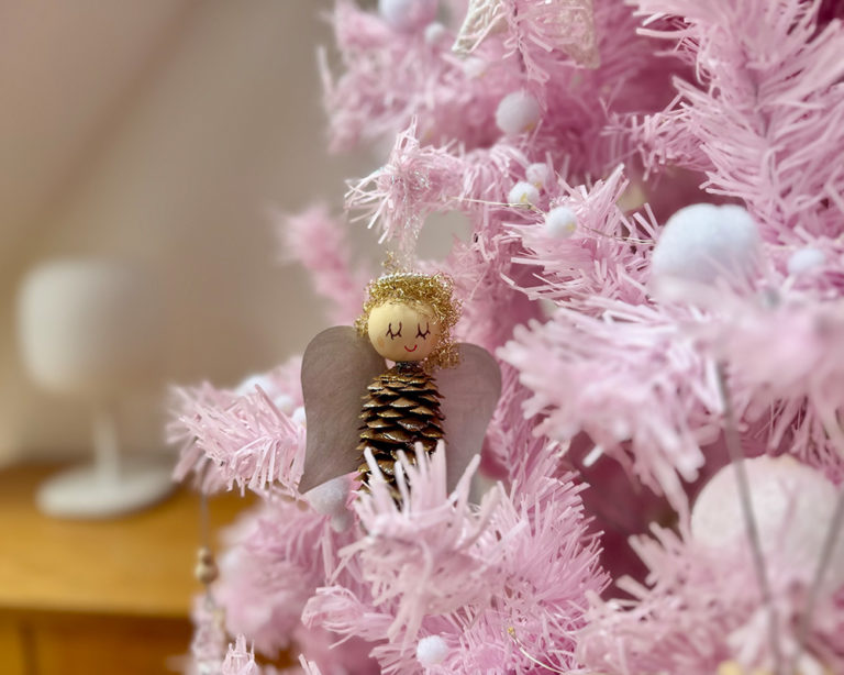 Fenyőtoboz angyalkák karácsonyfára Marabu KiDS Little Artist festékkel és Glitter Magic csillámmal