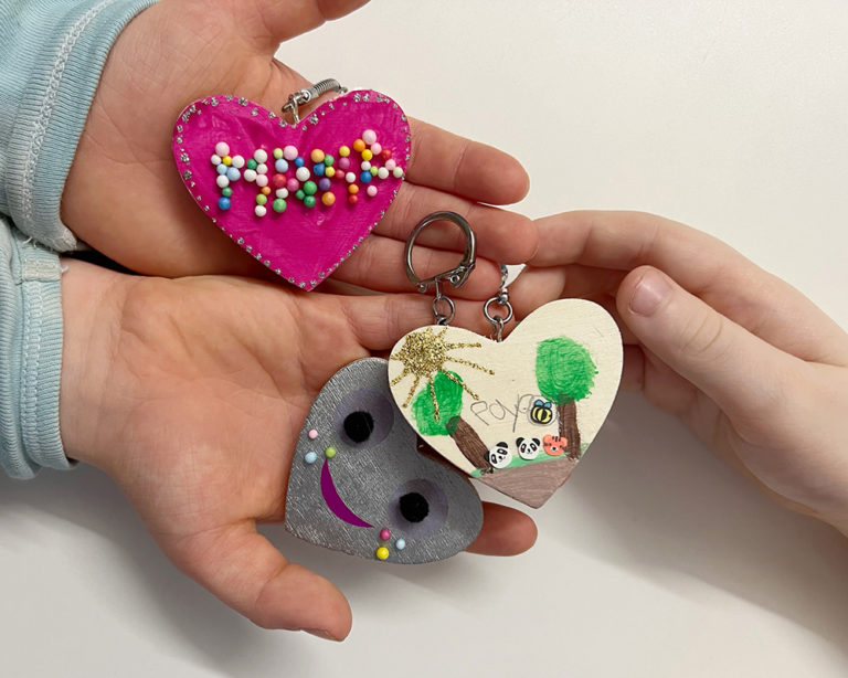 Szív alakú fa medál anyának és apának, Marabu KiDS festékkel